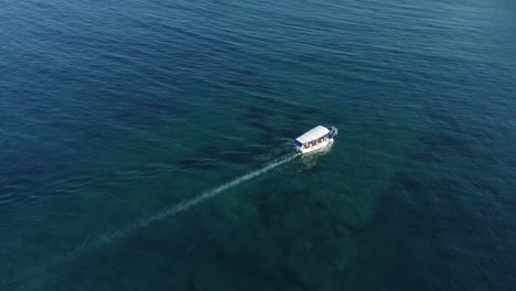 Touristenboot-Segelt-über-Blaues-Meer
