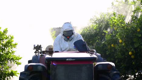 Traktor-Sprüht-Pestizide-Und-Insektizide-Auf-Einer-Zitronenplantage-In-Spanien