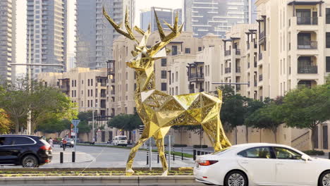 Golden-Deer-Film-Festival-Statue-Im-Verkehr-Von-Dubai-City