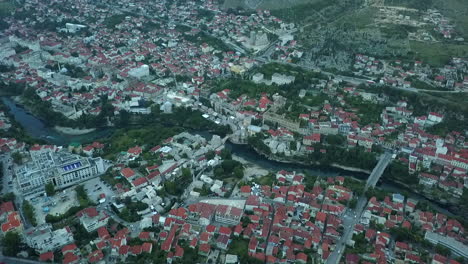 Vista-Aérea:-El-Río-Neretva-Fluye-A-Través-De-Mostar-Medieval,-Bosnia