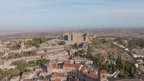 Rotierende-Luftaufnahme-Des-Historischen-Mittelalterlichen-Dorfes-Trujillo,-Extremadura,-Spanien