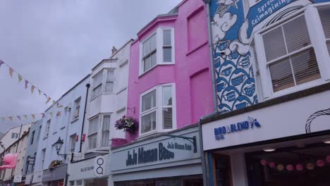 Colourful-facades-of-shops-in-"the-Lanes",-a-lively-neighbourhood-in-Brighton-full-of-bars-and-restaurants