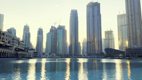 Luxushotels-In-Der-Nähe-Der-Wasserfontänen-Des-Burj-Khalifa-Bei-Sonnenuntergang