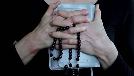 Betende-Frau-Mit-Der-Hand-über-Ihrem-Gesicht-Auf-Grauem-Hintergrund-Mit-Menschen-Stockvideo