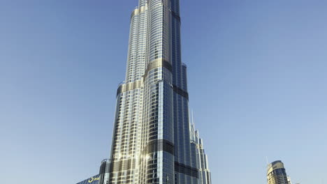 Vista-Inclinada-Hacia-Arriba-Del-Edificio-Más-Alto-Del-Mundo---Burj-Khalifa