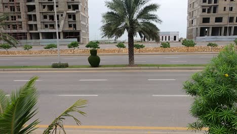 Verkehr,-Der-Auf-Der-Autobahnstraße-In-Der-Bahria-wohnsiedlung-In-Karachi-Vorbeigeht