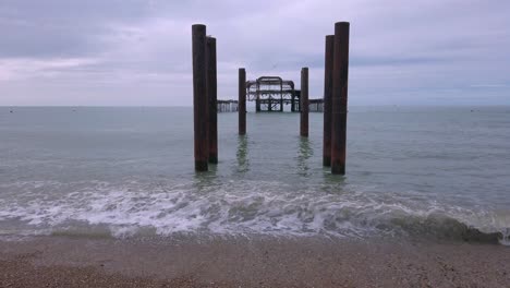Überreste-Des-West-Pier,-Einer-Zerstörten-Pier,-Die-Zu-Einem-Wahrzeichen-Von-Brighton-Wurde