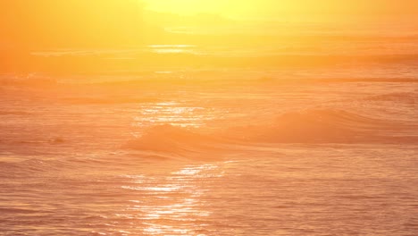 Romantischer-Und-Erstaunlicher-Sonnenaufgang-Am-Meer
