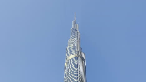 Vista-Superior-Del-Edificio-Más-Alto-Del-Mundo-En-Un-Cielo-Despejado-Durante-El-Día