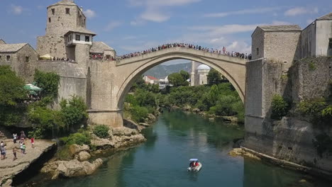 Zeitlupe:-High-Diver-Springt-Von-Der-Alten-Brücke-Von-Mostar-In-Bosnien-In-Den-Fluss