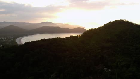 Luftbild-Um-Einen-Berg-Herum,-Der-Den-Strand-Von-Baleia-Enthüllt,-Dramatischer-Sonnenuntergang-In-San-Sebastian,-Brasilien
