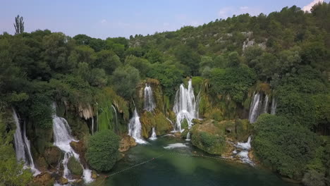 Luftabstieg-Zum-Wunderschönen-Wasserfall-Kravice-Falls,-Studenci-Bosnien