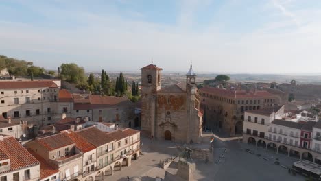 Atemberaubende-Luftaufnahme-Der-Historischen-Kirche-Auf-Dem-Hauptplatz-Von-Trujillo,-Spanien