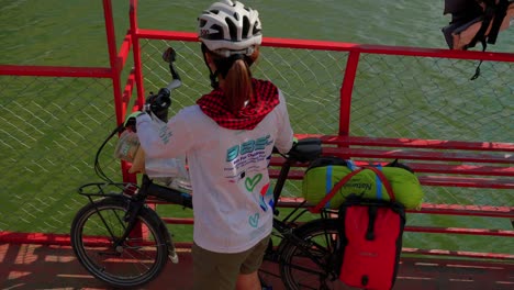 Foto-Superior-De-Mujeres-Caminando-Con-Bicicleta-En-El-Bote