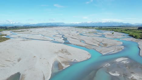 Fliegen-Hoch-Stromaufwärts-über-Dem-Hauptkanal-Im-Geflochtenen-Waimakariri-Fluss-In-Neuseeland---Wunderschönes-Türkisfarbenes-Wasser,-Weite-Flächen-Und-Hoher-Horizont