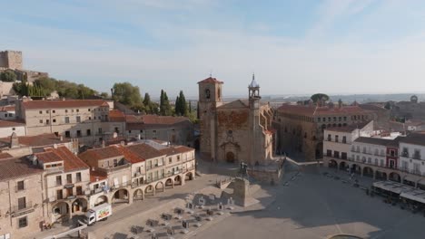 Stunning-aerial-view-of-historic-church-in-Trujillo's-main-Square,-Spain