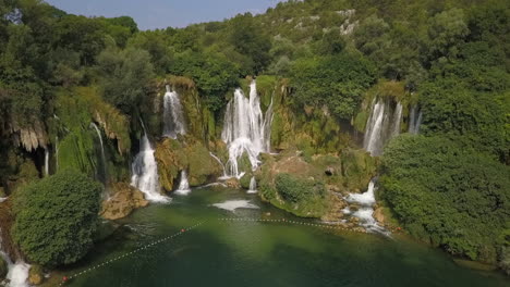 Flug-Den-Trebizat-Fluss-Hinauf-Zum-Kravice-Wasserfall-In-Studenci,-Bosnien