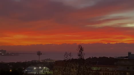 Luftaufnahme-Der-Costa-Da-Caparica-Von-Alfama-über-Den-Tejo-In-Orangefarbenem-Silhouettenhimmel