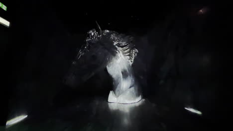 Lichtshow,-Die-Auf-Der-Expo-Dubai-2022-Einen-Herzschlag-Auf-Eine-Riesige-Pferdeskulptur-Aus-Marmor-Projiziert