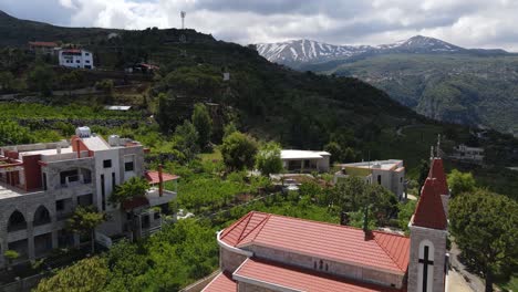 Luftaufnahme-Des-Dorfes-Und-Der-Christlichen-Kirche-Im-Kadisha-tal,-Libanon-An-Einem-Sonnigen-Sommertag