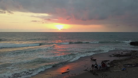 Freiwillige-Am-Strand-Von-Pererenan,-Bali-Für-Die-Veranstaltung-Zum-Sauberen-Sonnenaufgang-Am-Strand