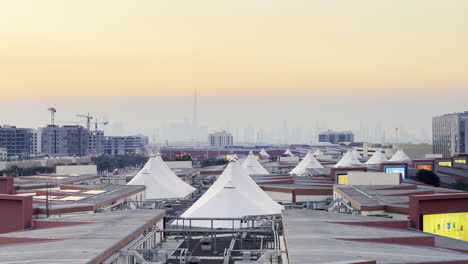 Chinesische-Drachenmarktzelte-Und-Dächer-In-Einem-Vorort-Von-Dubai-City