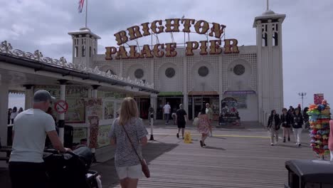 The-iconic-entrance-of-Brighton-Palace-pier-in-Brighton-,-an-historical-monument-and-landmark-of-that-seaside-resort