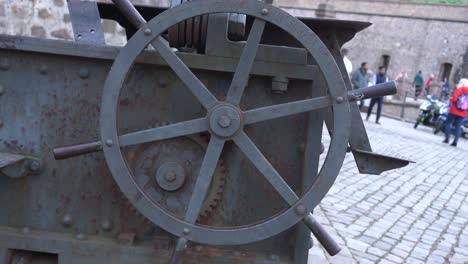 Stahleinstellrad-An-Schwerer-Artillerie-Aus-Dem-Weltkrieg