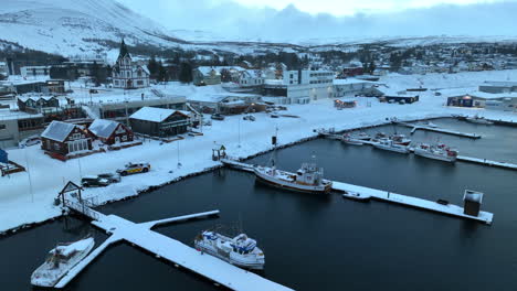 Isländische-Fischerboote,-Die-An-Den-Stegen-Im-Hafen-In-Der-Winterlandschaft-Von-Husavic-Festgemacht-Sind