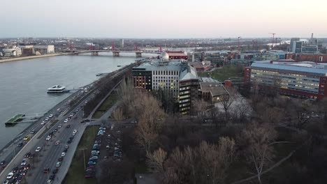 Luftaufnahme-Der-Sternwarte-Und-Des-Verkehrs-Während-Des-Sonnenuntergangs-In-Budapest-Mit-Der-Stadt-Und-Der-Donau-Im-Hintergrund