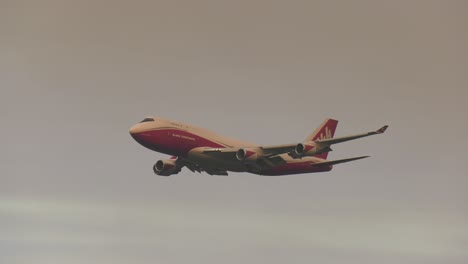 Supertanker-aircraft-fighting-fires-in-california