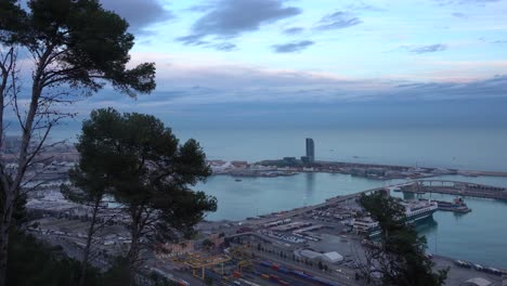 Blick-Auf-Den-Hafen-Von-Barcelona-Von-Den-Höhen-Des-Montjuïc-An-Einem-Teilweise-Bewölkten-Abend