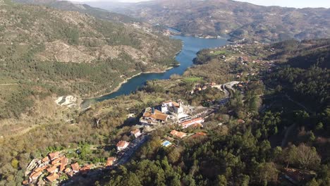 Drohnenaufnahmen-Des-Flusstals-In-Portugal