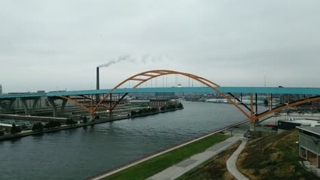Antena-Panorámica-Del-Icónico-Puente-Hoan-Sobre-El-Río-En-El-Centro-De-Milwaukee-En-Un-Día-Nublado-Y-Sombrío