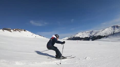 Skier-doing-a-carving-turn-in-slow-motion