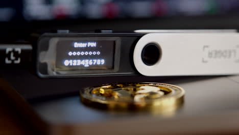 Ledger-Nano-Zeigt-Den-Ledger-Bildschirm,-PIN-Eingeben-Und-Mit-Bitcoin