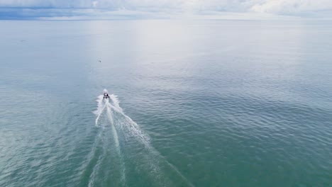 Motorboat-driving-through-the-open-ocean