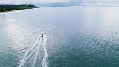 Motorboat-navigating-through-the-water-quickly.-Calovebora,-Panama