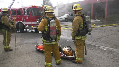 Feuerwehrleute-Tragen-Medizinische-Ausrüstung-Zur-Behandlung-Von-Verletzungen
