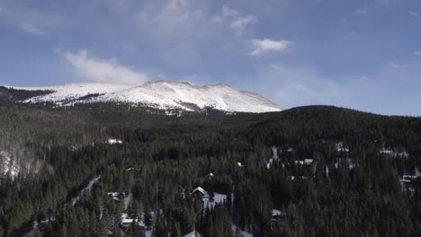 Winter-Forest-and-Mountains-in-Silverthorne,-Colorado