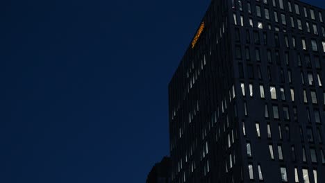 Statische-Aufnahme-Eines-Hotels-Mit-Licht-In-Den-Meisten-Zimmern-In-Der-Innenstadt-Von-Rotterdam-Bei-Nacht