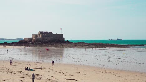 Fort-National-on-a-tidal-island-a-few-hundred-metres-off-the-walled-city-of-Saint-Malo