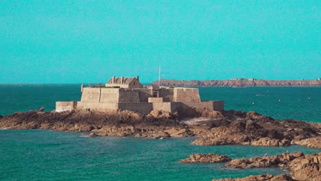 Fort-National-Liegt-Auf-Einer-Gezeiteninsel,-Ein-Paar-Hundert-Meter-Von-Der-Ummauerten-Stadt-Saint-Malo-Entfernt