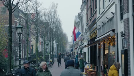 Toma-En-Cámara-Lenta-De-Personas-Caminando-Junto-A-Los-Pequeños-Canales-Mirando-En-Tiendas-En-Rotterdam