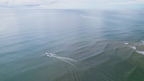 Luftaufnahmen-Von-Einem-Schnellboot,-Das-Durch-Das-Wasser-Fährt