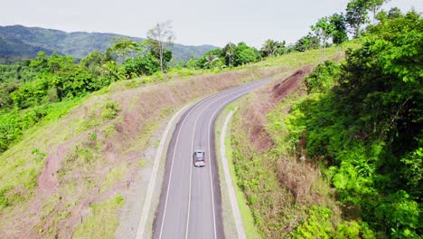 Coche-Conduciendo-Por-Un-Camino-Sinuoso-En-Las-Montañas-De-Panamá