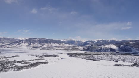 Lago-Congelado-Y-Paisaje-Nevado