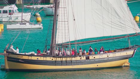 Touristen-Auf-Einem-Alten-Hölzernen-Segelboot-Mit-Kanon-Warten-Darauf,-Den-Hafen-Zu-Verlassen