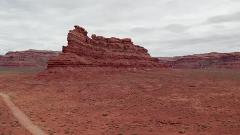 Formaciones-Rocosas-Y-Camino-En-El-Valle-De-Los-Dioses,-Utah,-Estados-Unidos