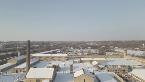 Drohne-Fliegt-Rückwärts-Im-Alten-Joliet-Gefängnis-Illinois-Berühmt-Für-Fernsehserien-Aus-Dem-Gefängnis-Und-Blues-Brothers